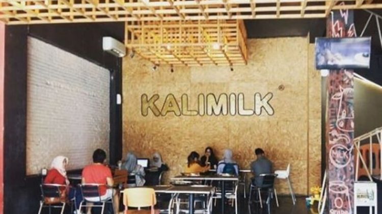 Kali Milk, 1. Tempo Gelato Jogja, 2. Epic Cafe Jogja, 3. Roaster And Bear Jogja, 4. Angkringan Wijilan Jogja , 5. Aglioo Pasta &amp; Pizza Prawirotaman Jogja, 6. Cafe di Sekitar Alun Alun Kidul Jogja , 7. Kali Milk, 8. Sate Klathak Pak Pong, 9. Banyu Mili Country Club , 10. House of Raminten , 11. Abhayagiri Restaurant, 12. Secret Garden Coffee and Chocolate, 13. Mie Telap 12, 14. Gudeg Pawon, 15. The Crabbys Jogja – Tempat Makan Seafood di Jogja, 16. Ekologi Desk and Coffee, 17. Blanco Coffee and Books, 18. Filosofi Kopi Jogja, 19. The Bean Garden Coffee &amp; Eatery Jogja, 20. Silol Kopi &amp; Eatery, 21. Café Brick Jogja, 22. Kafe 80’s Bocor Alus, 23. Lawas 613 cafe Jogja