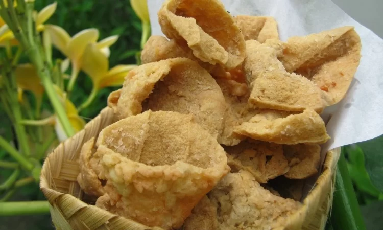 Keripik Tahu, 1. Kacang Bogares , 2. Pilus Kletuk, 3. Manisan khas Guci, Cerme, 4. Kerupuk Antor , 5. Latopia/Latopnya , 6. Poci Tanah Liat , 7. Kaos Galgil, 8. Mug Tanah Liat, 9. Tahu Aci, 10. Kue Kamir, 11. Keripik Tahu, 12. Gemblong Ocar – Acir, 13. Olos, 14. GuCheez, 15. Kue Tempel, 16. Telur Asin, 17. Teh Khas Tegal, 18. Rempeyek, 19. Dodol Tegal, 20. Martabak Lebaksiu, 21. Glotak, 22. Tahu Pletok