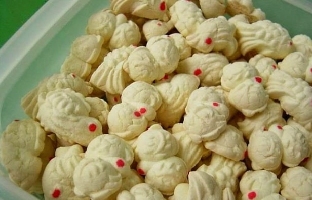 Kue Bangkit - Oleh-oleh khas Pekanbaru, 1. Pastel Ikan Patin , 2. Lempuk Durian , 3. Dodol Kedondong , 4. Keripik Nanas, 5. Lopek Legi, 6. Peyek Jangkrik, 7. Viz Cake, 8. Kue Bangkit , 9. Bolu Kemojo , 10. Ikan Asap Selais , 11. Batik Khas Pekanbaru, 12. Kaos, 13. Pancake Durian, 14. Souvenir (Gantungan Kunci), 15. Lopek Bugi, 16. Salai Ikan Patin, 17. Kerupuk Ikan Tenggiri, 18. Kacang Pukul, 19. Roti Jala, 20. Amplang Tenggiri, 21. Bolu Pisang, 22. Dodol Ketan Hitam, 23. Kerupuk Cabe, 24. Kue Sus Mr. Cream Puff, 25. Kue Talam Durian, 26. Culut Keju