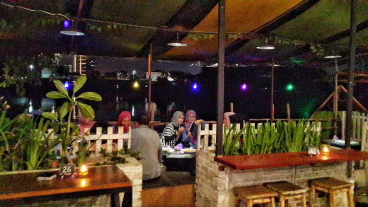 Latar Ombo via Pergikuliner, Tempat Makan Enak di Surabaya, Tempat Makan Berupa Cafe di Surabaya, Tempat Wisata di Surabaya , Oleh-oleh Khas Surabaya , Makanan Khas Surabaya 