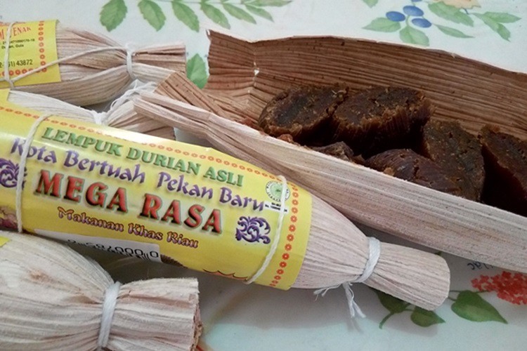 Lempuk Durian , 1. Pastel Ikan Patin , 2. Lempuk Durian , 3. Dodol Kedondong , 4. Keripik Nanas, 5. Lopek Legi, 6. Peyek Jangkrik, 7. Viz Cake, 8. Kue Bangkit , 9. Bolu Kemojo , 10. Ikan Asap Selais , 11. Batik Khas Pekanbaru, 12. Kaos, 13. Pancake Durian, 14. Souvenir (Gantungan Kunci), 15. Lopek Bugi, 16. Salai Ikan Patin, 17. Kerupuk Ikan Tenggiri, 18. Kacang Pukul, 19. Roti Jala, 20. Amplang Tenggiri, 21. Bolu Pisang, 22. Dodol Ketan Hitam, 23. Kerupuk Cabe, 24. Kue Sus Mr. Cream Puff, 25. Kue Talam Durian, 26. Culut Keju