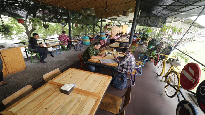Lekker Urban Food House Putri Hijau via Tribunnews, 1. Champion Cafe Medan, 2. Coffee Hitam Putih, 3. Sosmed Cafe Abdullah Lubis, 4. Serayu Coffee, 5. Coffee Box Palang Merah, 6. Ben’s Cafe (Tutup Sementara), 7. Opal Coffee, 8. Jinjit Coffee and bistro, 9. Macehat Coffee, 10. The L.Co Coffee, 11. Lekker Urban Food House Putri Hijau, 12. The Thirty-Six , 13. Desadesa Resto, 14. Cafe Rumah Pohon, 15. Kito Garden Cafe & Resto, 16. Opal Coffee, 17. D’Raja Coffee, 18. Roemah Kopi Wak Noer, 19. Junction Cafe, 20. Brothers Cafe, 21. Tropical Rooftop, 22. House of Brew, 23. Monk’s Coffee Roasters, 24. Kalasua Coffee and Eatery, 25. L’Tropico by Haban, 26. The Edge Restaurant, 27. Lavender The Purple, 28. At Pound, 29. Vulcanic Resto & Bar, 30. Level 02 Rooftop, 31. Purezza Cafe ( Non Halal), 32. Kinley Bistro, 33. Me & Coffee Works, 34. TableTop Board Game Cafe, 35. Kopi Kok Tong Siantar, 36. Kohi91, 37. Arata Coffee, 38. Havana Cafe, 39. Cafe Jalan Semarang