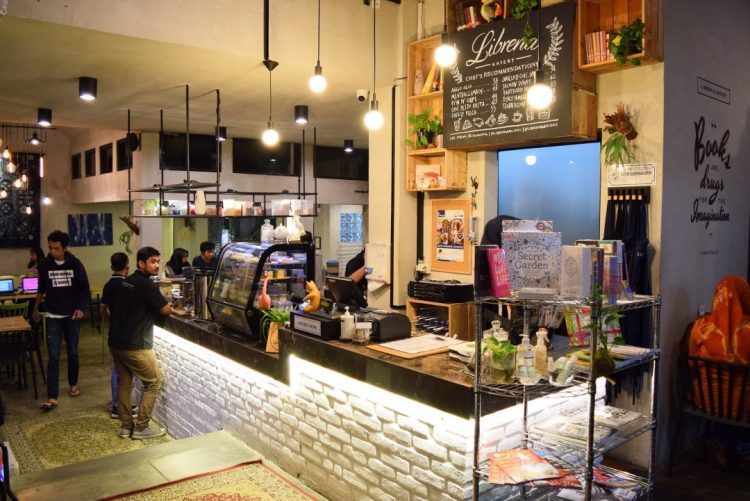 Libreria Eatery Surabaya, 1. Volks Coffee, 2. Black Canyon Coffee, 3. My Kopi O , 4. Taman Bungkul , 5. Monopole Cafe Lab , 6. Coffee Toffee , 7. Libreria Eatery , 8. Oost Koffie &amp; Thee , 9. Calibre, 10. Drago La Brasserie , 11. Dante Coffee , 12. Grandfather Coffee Shop, 13. Yoi Kona, 14. Tropikal Coffee, 15. BlackBarn Coffee, 16. Tepi Barat Rumah Kopi (TBRK), 17. Historica Coffee &amp; Pastry, 18. Let’s Go To Caturra Espresso, 19. Kedai Kopi Espresso Bar (KEIKO) – Tutup!