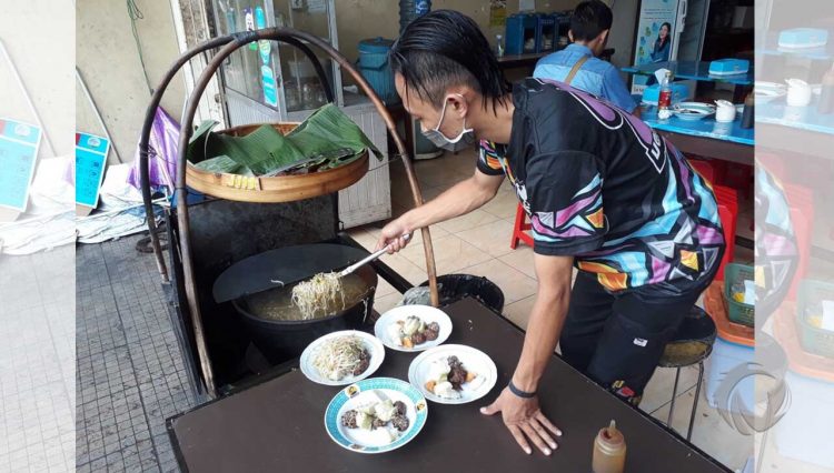 Lontong Balap Garuda Pak Gendut, Tempat Makan Enak di Surabaya, Tempat Makan Berupa Cafe di Surabaya, Tempat Wisata di Surabaya , Oleh-oleh Khas Surabaya , Makanan Khas Surabaya 