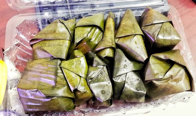 Lopek Bugi - Oleh-oleh khas Pekanbaru, 1. Pastel Ikan Patin , 2. Lempuk Durian , 3. Dodol Kedondong , 4. Keripik Nanas, 5. Lopek Legi, 6. Peyek Jangkrik, 7. Viz Cake, 8. Kue Bangkit , 9. Bolu Kemojo , 10. Ikan Asap Selais , 11. Batik Khas Pekanbaru, 12. Kaos, 13. Pancake Durian, 14. Souvenir (Gantungan Kunci), 15. Lopek Bugi, 16. Salai Ikan Patin, 17. Kerupuk Ikan Tenggiri, 18. Kacang Pukul, 19. Roti Jala, 20. Amplang Tenggiri, 21. Bolu Pisang, 22. Dodol Ketan Hitam, 23. Kerupuk Cabe, 24. Kue Sus Mr. Cream Puff, 25. Kue Talam Durian, 26. Culut Keju