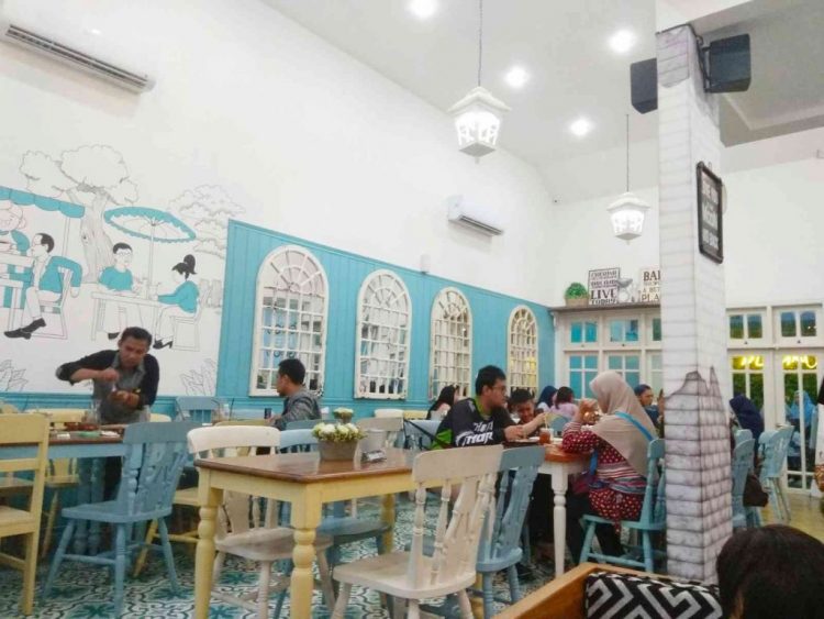 Makmu Sidoarjo, 1. Alun – Alun Kabupaten Sidoarjo, 2. The Rooster Coffee, 3. Wachitoo Coffee, 4. 45 Coffee Shop Grha Kopi Nusantara, 5. Jon’s Cafe #TamanPinang, 6. Kedai Tepi Teras, 7. Jungkir Balik Coffee, 8. Makmu Sidoarjo, 9. The Little A Coffee Shop, 10. Bonk Cafe, 11. Vox Populi Coffee, 12. Ame Coffee, 13. Kofibrik Diponegoro Sidoarjo, 14. Abah Choi Kopi Sidoarjo, 15. Tempat Kumpul Cafe, 16. Dna Coffee Distrik HK, 17. Crita Lama Kopi, 18. Omah Oeti Tempat Makan dan Ngopi, 19. Indische 1931 Coffee &amp; Roaster, 20. Shuga Cafe, 21. House Of Dorkas (HOD), 22. LB Street Cafe (Tutup), 23. Cafe Kayu Manis, 24. Dolomiti Ice Cream &amp; Resto, 25. Fresh Milk Sidoarjo, 26. Kopi kimi, 27. Pagi Pagi Coffee &amp; Eatery, 28. KOPI SOWAN, 29. Vox Populi Coffee And Eatery, 30. Manis ae Coffee &amp; Space, 31. D’payung, 32. Warung’E Dony, 33. Kedai Ahmed, 34. Katfe Sedati, 36. Gila Kopi Prospero, 37. Angkringan Pendopo Wetan