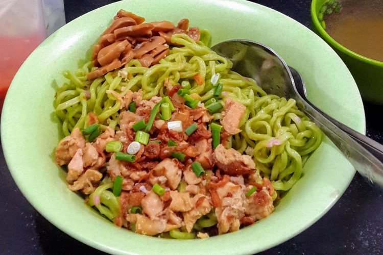 Pangsit Mie Sambal Bawang, Tempat Makan Enak di Surabaya, Tempat Makan Berupa Cafe di Surabaya, Tempat Wisata di Surabaya , Oleh-oleh Khas Surabaya , Makanan Khas Surabaya 