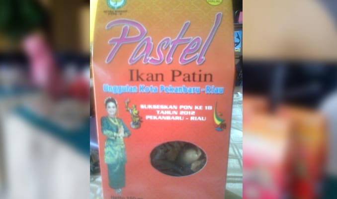 Pastel Ikan Patin , 1. Pastel Ikan Patin , 2. Lempuk Durian , 3. Dodol Kedondong , 4. Keripik Nanas, 5. Lopek Legi, 6. Peyek Jangkrik, 7. Viz Cake, 8. Kue Bangkit , 9. Bolu Kemojo , 10. Ikan Asap Selais , 11. Batik Khas Pekanbaru, 12. Kaos, 13. Pancake Durian, 14. Souvenir (Gantungan Kunci), 15. Lopek Bugi, 16. Salai Ikan Patin, 17. Kerupuk Ikan Tenggiri, 18. Kacang Pukul, 19. Roti Jala, 20. Amplang Tenggiri, 21. Bolu Pisang, 22. Dodol Ketan Hitam, 23. Kerupuk Cabe, 24. Kue Sus Mr. Cream Puff, 25. Kue Talam Durian, 26. Culut Keju