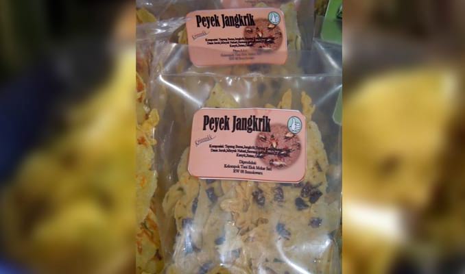 Peyek Jangkrik, 1. Pastel Ikan Patin , 2. Lempuk Durian , 3. Dodol Kedondong , 4. Keripik Nanas, 5. Lopek Legi, 6. Peyek Jangkrik, 7. Viz Cake, 8. Kue Bangkit , 9. Bolu Kemojo , 10. Ikan Asap Selais , 11. Batik Khas Pekanbaru, 12. Kaos, 13. Pancake Durian, 14. Souvenir (Gantungan Kunci), 15. Lopek Bugi, 16. Salai Ikan Patin, 17. Kerupuk Ikan Tenggiri, 18. Kacang Pukul, 19. Roti Jala, 20. Amplang Tenggiri, 21. Bolu Pisang, 22. Dodol Ketan Hitam, 23. Kerupuk Cabe, 24. Kue Sus Mr. Cream Puff, 25. Kue Talam Durian, 26. Culut Keju
