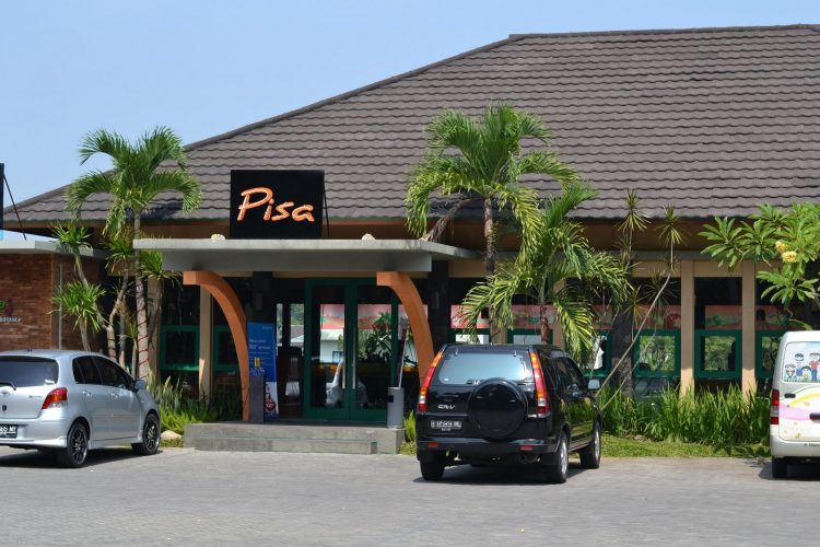 Pisa Cafe & Resto via Semarangporak.wordpresscom, 1. Pondok Kopi Umbul Sidomukti, 2. Laker’s Resto (Zonk), 3. Resto The Tavern (Non Halal), 4. KoenoKoeni Café Gallery, 5. D’Blasteran “Nostalgia Rasa”, 6. Eastmen Coffee House, 7. Kedai Amarta, 8. Lind’s Ice Cream Café & Resto, 9. Joglo Agung Resto and Gallery, 10. Strada Coffee, 11. Sakapatat Beer Garden & Resto (Non Halal), 12. The Blue Lotus Coffee House & Restaurant, 13. Converso Coffee & Eatery, 14. Anantari Coffee, 15. RV cafe 24 hours & Swingle Bar, 16. Valle Pizza E Resto, 17. The Hills Dining Restaurant, 18. Tower Cafe (Zonk), 19. Antara Kata Coffee, 20. Han’s Kopi, 21. Mr. K Café Gombel, 22. Bleu Sky Lounge, 23. Tepian Kopi, 24. Beachday, 25. HW Livehouse Semarang, 26. Layang Layang Resto & Rooftop Bar, 27. Nine Yards, 28. Cimory on The Valley, 29. Hazelnut Resto dan Coffee