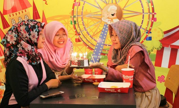 Richeese Factory via Instagram.com @missulfaa, 1. Eling Bening, 2. Nestcology Land of Gastronomy, 3. Rice and Shine, 4. Sop Iwak (Sowak), 5. Sate Taichan Naga, 6. Waroeng Semawis, 7. Angkringan Ampiran 3, 8. Mangut Welut Warung Bu Nasima, 9. Bebek Goreng Pak Thori, 10. Soto Bangkong, 11. TCO Resto Steak and Seafood, 12. Gulai Kepala Ikan Pak Untung, 13. Gudeg Abimanyu, 14. Pujasera Simpang Lima, 15. Toko Oen, 16. Nasi Kucing Pak Gik, 17. Pesta Keboen, 18. Gama Ikan Bakar dan Seafood, 19. Gama Candi Resto, 20. KoenoKoeni Café Gallery, 21. White Rabbit Dessert, 22. Nasi Ayam Bu Widodo, 23. Kedai Beringin, 24. Ikan Bakar Cianjur, 25. Kampoeng Menara Resto, 26. Hanamasa, 27. Social Canteen, 28. Rustico Kitchen and Bar, 29. Mie Clubbing, 30. Met Duck Brunch & Dinner, 31. Itik Emas Resto, 32. The Salt Resto and Bar, 33. Seven Bistro & Cafe, 34. Sambal Sereh, 35. Richeese Factory, 36. Food Court Java Mall, 37. Seoul Palace, 38. Menur Bistro, 39. Stove Syndicate, 40. Warung Makan Mbok Nah, 41. Sambel Angklo, 42. Grill on Resto, 43. Waroeng Kaligarong, 44. The Hills Dining Restaurant, 45. Kampung Laut, 46. Bowery & Eastman, 47. AtoZ Bar Wine & Brasserie, 48. Tandhok Ribs & Coffee, 49. Sate Sapi Pak Kempleng, 50. Carnivore Sky Bar & Grill, 51. Sky Line Lounge & Exclusive Dining