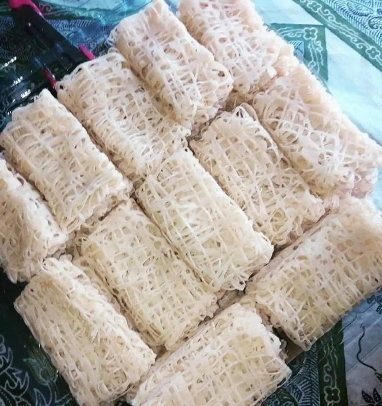Roti Jala via Instagram.com @amitaafiati - Oleh-oleh khas Pekanbaru, 1. Pastel Ikan Patin , 2. Lempuk Durian , 3. Dodol Kedondong , 4. Keripik Nanas, 5. Lopek Legi, 6. Peyek Jangkrik, 7. Viz Cake, 8. Kue Bangkit , 9. Bolu Kemojo , 10. Ikan Asap Selais , 11. Batik Khas Pekanbaru, 12. Kaos, 13. Pancake Durian, 14. Souvenir (Gantungan Kunci), 15. Lopek Bugi, 16. Salai Ikan Patin, 17. Kerupuk Ikan Tenggiri, 18. Kacang Pukul, 19. Roti Jala, 20. Amplang Tenggiri, 21. Bolu Pisang, 22. Dodol Ketan Hitam, 23. Kerupuk Cabe, 24. Kue Sus Mr. Cream Puff, 25. Kue Talam Durian, 26. Culut Keju