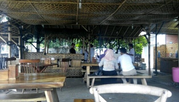 Sambel Angklo - Restoran di Semarang, 1. Eling Bening, 2. Nestcology Land of Gastronomy, 3. Rice and Shine, 4. Sop Iwak (Sowak), 5. Sate Taichan Naga, 6. Waroeng Semawis, 7. Angkringan Ampiran 3, 8. Mangut Welut Warung Bu Nasima, 9. Bebek Goreng Pak Thori, 10. Soto Bangkong, 11. TCO Resto Steak and Seafood, 12. Gulai Kepala Ikan Pak Untung, 13. Gudeg Abimanyu, 14. Pujasera Simpang Lima, 15. Toko Oen, 16. Nasi Kucing Pak Gik, 17. Pesta Keboen, 18. Gama Ikan Bakar dan Seafood, 19. Gama Candi Resto, 20. KoenoKoeni Café Gallery, 21. White Rabbit Dessert, 22. Nasi Ayam Bu Widodo, 23. Kedai Beringin, 24. Ikan Bakar Cianjur, 25. Kampoeng Menara Resto, 26. Hanamasa, 27. Social Canteen, 28. Rustico Kitchen and Bar, 29. Mie Clubbing, 30. Met Duck Brunch & Dinner, 31. Itik Emas Resto, 32. The Salt Resto and Bar, 33. Seven Bistro & Cafe, 34. Sambal Sereh, 35. Richeese Factory, 36. Food Court Java Mall, 37. Seoul Palace, 38. Menur Bistro, 39. Stove Syndicate, 40. Warung Makan Mbok Nah, 41. Sambel Angklo, 42. Grill on Resto, 43. Waroeng Kaligarong, 44. The Hills Dining Restaurant, 45. Kampung Laut, 46. Bowery & Eastman, 47. AtoZ Bar Wine & Brasserie, 48. Tandhok Ribs & Coffee, 49. Sate Sapi Pak Kempleng, 50. Carnivore Sky Bar & Grill, 51. Sky Line Lounge & Exclusive Dining