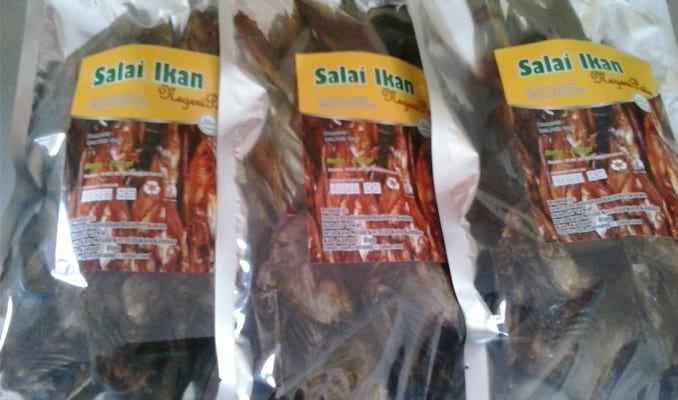 Salai Ikan Patin - Oleh-oleh khas Pekanbaru, 1. Pastel Ikan Patin , 2. Lempuk Durian , 3. Dodol Kedondong , 4. Keripik Nanas, 5. Lopek Legi, 6. Peyek Jangkrik, 7. Viz Cake, 8. Kue Bangkit , 9. Bolu Kemojo , 10. Ikan Asap Selais , 11. Batik Khas Pekanbaru, 12. Kaos, 13. Pancake Durian, 14. Souvenir (Gantungan Kunci), 15. Lopek Bugi, 16. Salai Ikan Patin, 17. Kerupuk Ikan Tenggiri, 18. Kacang Pukul, 19. Roti Jala, 20. Amplang Tenggiri, 21. Bolu Pisang, 22. Dodol Ketan Hitam, 23. Kerupuk Cabe, 24. Kue Sus Mr. Cream Puff, 25. Kue Talam Durian, 26. Culut Keju