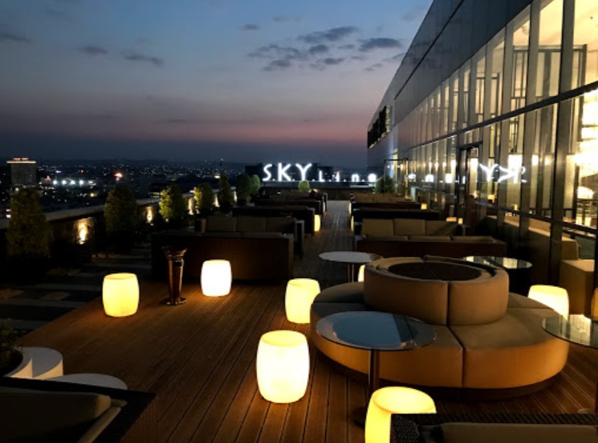 Sky Line Lounge & Exclusive Dining - Restoran di Semarang, 1. Eling Bening, 2. Nestcology Land of Gastronomy, 3. Rice and Shine, 4. Sop Iwak (Sowak), 5. Sate Taichan Naga, 6. Waroeng Semawis, 7. Angkringan Ampiran 3, 8. Mangut Welut Warung Bu Nasima, 9. Bebek Goreng Pak Thori, 10. Soto Bangkong, 11. TCO Resto Steak and Seafood, 12. Gulai Kepala Ikan Pak Untung, 13. Gudeg Abimanyu, 14. Pujasera Simpang Lima, 15. Toko Oen, 16. Nasi Kucing Pak Gik, 17. Pesta Keboen, 18. Gama Ikan Bakar dan Seafood, 19. Gama Candi Resto, 20. KoenoKoeni Café Gallery, 21. White Rabbit Dessert, 22. Nasi Ayam Bu Widodo, 23. Kedai Beringin, 24. Ikan Bakar Cianjur, 25. Kampoeng Menara Resto, 26. Hanamasa, 27. Social Canteen, 28. Rustico Kitchen and Bar, 29. Mie Clubbing, 30. Met Duck Brunch & Dinner, 31. Itik Emas Resto, 32. The Salt Resto and Bar, 33. Seven Bistro & Cafe, 34. Sambal Sereh, 35. Richeese Factory, 36. Food Court Java Mall, 37. Seoul Palace, 38. Menur Bistro, 39. Stove Syndicate, 40. Warung Makan Mbok Nah, 41. Sambel Angklo, 42. Grill on Resto, 43. Waroeng Kaligarong, 44. The Hills Dining Restaurant, 45. Kampung Laut, 46. Bowery & Eastman, 47. AtoZ Bar Wine & Brasserie, 48. Tandhok Ribs & Coffee, 49. Sate Sapi Pak Kempleng, 50. Carnivore Sky Bar & Grill, 51. Sky Line Lounge & Exclusive Dining