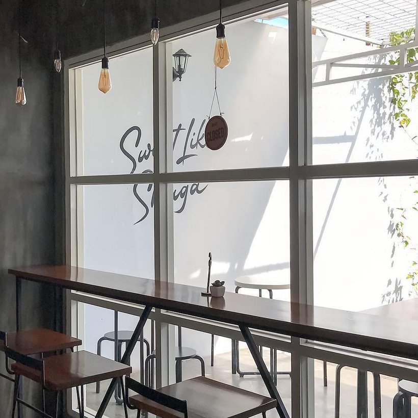 Shuga Cafe - Tempat Nongkrong di Sidoarjo, 1. Alun – Alun Kabupaten Sidoarjo, 2. The Rooster Coffee, 3. Wachitoo Coffee, 4. 45 Coffee Shop Grha Kopi Nusantara, 5. Jon’s Cafe #TamanPinang, 6. Kedai Tepi Teras, 7. Jungkir Balik Coffee, 8. Makmu Sidoarjo, 9. The Little A Coffee Shop, 10. Bonk Cafe, 11. Vox Populi Coffee, 12. Ame Coffee, 13. Kofibrik Diponegoro Sidoarjo, 14. Abah Choi Kopi Sidoarjo, 15. Tempat Kumpul Cafe, 16. Dna Coffee Distrik HK, 17. Crita Lama Kopi, 18. Omah Oeti Tempat Makan dan Ngopi, 19. Indische 1931 Coffee &amp; Roaster, 20. Shuga Cafe, 21. House Of Dorkas (HOD), 22. LB Street Cafe (Tutup), 23. Cafe Kayu Manis, 24. Dolomiti Ice Cream &amp; Resto, 25. Fresh Milk Sidoarjo, 26. Kopi kimi, 27. Pagi Pagi Coffee &amp; Eatery, 28. KOPI SOWAN, 29. Vox Populi Coffee And Eatery, 30. Manis ae Coffee &amp; Space, 31. D’payung, 32. Warung’E Dony, 33. Kedai Ahmed, 34. Katfe Sedati, 36. Gila Kopi Prospero, 37. Angkringan Pendopo Wetan