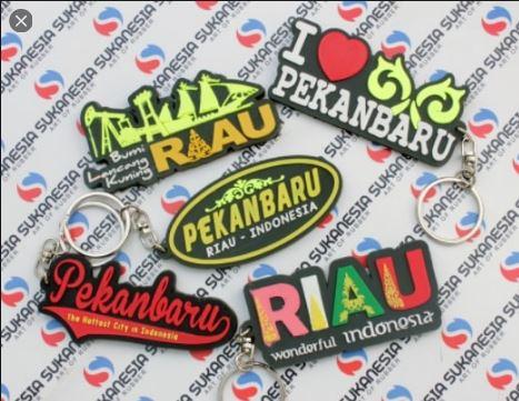 Souvenir (Gantungan Kunci) - Oleh-oleh khas Pekanbaru, 1. Pastel Ikan Patin , 2. Lempuk Durian , 3. Dodol Kedondong , 4. Keripik Nanas, 5. Lopek Legi, 6. Peyek Jangkrik, 7. Viz Cake, 8. Kue Bangkit , 9. Bolu Kemojo , 10. Ikan Asap Selais , 11. Batik Khas Pekanbaru, 12. Kaos, 13. Pancake Durian, 14. Souvenir (Gantungan Kunci), 15. Lopek Bugi, 16. Salai Ikan Patin, 17. Kerupuk Ikan Tenggiri, 18. Kacang Pukul, 19. Roti Jala, 20. Amplang Tenggiri, 21. Bolu Pisang, 22. Dodol Ketan Hitam, 23. Kerupuk Cabe, 24. Kue Sus Mr. Cream Puff, 25. Kue Talam Durian, 26. Culut Keju