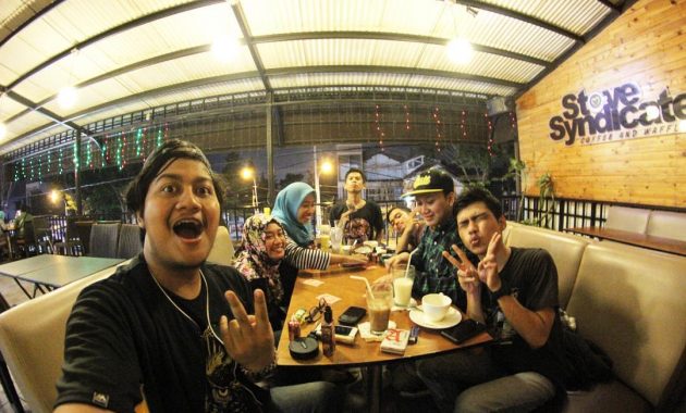 Stove Syndicate via Instagram @besokkitamainlagi - Restoran di Semarang, 1. Eling Bening, 2. Nestcology Land of Gastronomy, 3. Rice and Shine, 4. Sop Iwak (Sowak), 5. Sate Taichan Naga, 6. Waroeng Semawis, 7. Angkringan Ampiran 3, 8. Mangut Welut Warung Bu Nasima, 9. Bebek Goreng Pak Thori, 10. Soto Bangkong, 11. TCO Resto Steak and Seafood, 12. Gulai Kepala Ikan Pak Untung, 13. Gudeg Abimanyu, 14. Pujasera Simpang Lima, 15. Toko Oen, 16. Nasi Kucing Pak Gik, 17. Pesta Keboen, 18. Gama Ikan Bakar dan Seafood, 19. Gama Candi Resto, 20. KoenoKoeni Café Gallery, 21. White Rabbit Dessert, 22. Nasi Ayam Bu Widodo, 23. Kedai Beringin, 24. Ikan Bakar Cianjur, 25. Kampoeng Menara Resto, 26. Hanamasa, 27. Social Canteen, 28. Rustico Kitchen and Bar, 29. Mie Clubbing, 30. Met Duck Brunch & Dinner, 31. Itik Emas Resto, 32. The Salt Resto and Bar, 33. Seven Bistro & Cafe, 34. Sambal Sereh, 35. Richeese Factory, 36. Food Court Java Mall, 37. Seoul Palace, 38. Menur Bistro, 39. Stove Syndicate, 40. Warung Makan Mbok Nah, 41. Sambel Angklo, 42. Grill on Resto, 43. Waroeng Kaligarong, 44. The Hills Dining Restaurant, 45. Kampung Laut, 46. Bowery & Eastman, 47. AtoZ Bar Wine & Brasserie, 48. Tandhok Ribs & Coffee, 49. Sate Sapi Pak Kempleng, 50. Carnivore Sky Bar & Grill, 51. Sky Line Lounge & Exclusive Dining