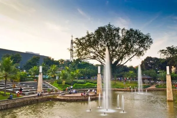 Taman Ayodya_via  jakartatraveller, 1. Monumen Nasional (Tugu Monas), 2. Taman Mini Indonesia Indah (TMII), 3. Tebet Eco Park, 4. Taman Impian Jaya Ancol, 5. Dufan (Dunia Fantasi), 6. Taman Margasatwa Ragunan, 7. Pulau Tidung, 8. Ocean Ecopark, 9. Atlantis Water Adventure, 10. Pulau Bidadari, 11. Tribeca Park, 12. Pasar Seni, 13. Jembatan Kota Intan, 14. Museum Sejarah Jakarta, 15. Museum Bank Indonesia, 16. Ice Skating di Sky Rink, 17. KidZania Jakarta, 18. Kota Tua Jakarta, 19. Grand Indonesia Mall, 20. Masjid Istiqlal, 21. Gereja Katedral Jakarta, 22. Pasar Taman Puring, 23. Taman Suropati Jakarta, 24. Museum Nasional, 25. Pasar Tanah Abang, 26. Pecinan Glodok Jakarta, 27. Sea World Indonesia, 28. Setu Babakan Jakarta, 29. Wisata Mangrove Jakarta, 30. Taman Ayodia, 31. Taman Hutan Kota Penjaringan, 32. Cibugary Farm – Wisata Edukasi Cibugary, 33. Hauwke’s Auto Gallery Kayak Museum Angkut di Malang, 34. Pondok Indah Water Park, 35. The Escape Hunt (Tutup Permanen), 36. Kemang Food Festival (Tutup), 37. Taman Kepulauan Seribu, 38. Wisata Pendidikan Pinisi, 39. Flight Experience Gandaria (Tutup Permanen), 40. Tamasya di Taman Tabebuya, 41. Museum Satria Mandala, 42. Liburan ke Museum di Tengah Kebun, 43. Kampung Main Cipulir, 44. Taman Situ Lembang, 45. Taman Ismail Marzuki, 46. Museum Joang ‘45, 47. Freedom Library (Tutup Permanen), 48. Galeri Indonesia Kaya, 49. Taman Menteng, 50. Museum Macan, 51. Museum Wayang, 52. Klenteng Jin De Yuan, 53. Museum Tekstil, 54. Rumah Si Pitung, 55. Pantai Marunda, 56. Waterbom PIK (Tutup Permanen), 57. Alive Museum Jakarta, 58. Museum Bahari, 59. Pulau Semak Daun, 60. Pulau Pramuka, 61. Pulau Kelapa, 62. Bricks 4 Kidz, 63. Museum Perangko Indonesia, 64. Taman Agrowisata Cilangkap