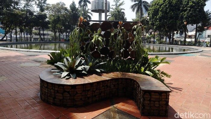 Taman Martha Tiahahu via Detik, 1. Taman Dadap Merah, 2. Taman Spatodhea, 3. Taman Mataram, 4. Taman Langsat, 5. Taman Ayodya, 6. Taman Tabebuya, 7. Taman Spathodea, 8. Taman Puring, 9. Taman Swadharma, 10. Taman Margasatwa Ragunan, 11. Playparq, 12. Taman Tangkuban Perahu, 13. Taman Tebet, 14. Taman Bakrie, 15. Taman Martha Tiahahu, 16. Taman Gandaria Tengah , 17. Taman Maja, 18. Taman Salam, 19. Taman Tanjung, 20. Taman Papyrus, 21. Taman Tanjung 2