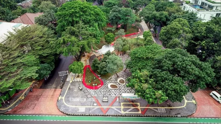 Taman Mataram via twittercom, 1. Taman Dadap Merah, 2. Taman Spatodhea, 3. Taman Mataram, 4. Taman Langsat, 5. Taman Ayodya, 6. Taman Tabebuya, 7. Taman Spathodea, 8. Taman Puring, 9. Taman Swadharma, 10. Taman Margasatwa Ragunan, 11. Playparq, 12. Taman Tangkuban Perahu, 13. Taman Tebet, 14. Taman Bakrie, 15. Taman Martha Tiahahu, 16. Taman Gandaria Tengah , 17. Taman Maja, 18. Taman Salam, 19. Taman Tanjung, 20. Taman Papyrus, 21. Taman Tanjung 2