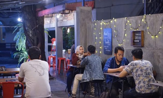Toastea Cafe via IG @sudutemu, 1. Cimory Riverside, 2. Momomilk Barn, 3. Lusso Cafe &amp; Resto, 4. Saung Kuring, 5. De Leuit, 6. Toge Goreng Mang Gebro, 7. Lemongrass, 8. Rumah Air Bogor, 9. Death By Chocolate Bogor (TUTUP), 10. Nicole’s Kitchen &amp; Lounge, 11. Pia Apple Pie, 12. Two Stories, 13. Warung Gumbira, 14. Bale Kabayan (TUTUP), 15. Cafe Gumati, 16. Kedai Soto Ibu Rahayu, 17. Laksa Bogor Gang Aut, 18. Bakso Kikil Pak Jaka, 19. DGlock, 20. Daily Dose Coffee &amp; Eatery, 21. Monarchy Bistro, 22. Cafe Dedaunan, 23. Kedai Kita, 24. Sop Buntut Mang UU, 25. Meranti Restaurant, 26. De Saung, 27. Daiji Ramen, 28. Cabana Café, 29. Food Gallery BTM, 30. Boogie Cafe, 31. Pondok Sate Tongseng Assalam, 32. Bakso PMI, 33. Resto Solo, 34. Warung Tam@n, 35. Mie Ayam Baso Bangka “AL”, 36. Culinaire Van Bogor, 37. Ah Poong (Pasar Apung Sentul City) Food Court, 38. Peppino House Resto, 39. Royal Bakery &amp; Café, 40. Lemon8 Cafe, 41. The Place, 42. Toastea Cafe, 43. De Salman Resto, 44. Lusso Café &amp; Resto, 45. Cyrano Café, 46. Waroenk Talubi, 47. Gurih 7 Bogor – Saung Lesehan &amp; Kuliner Sunda