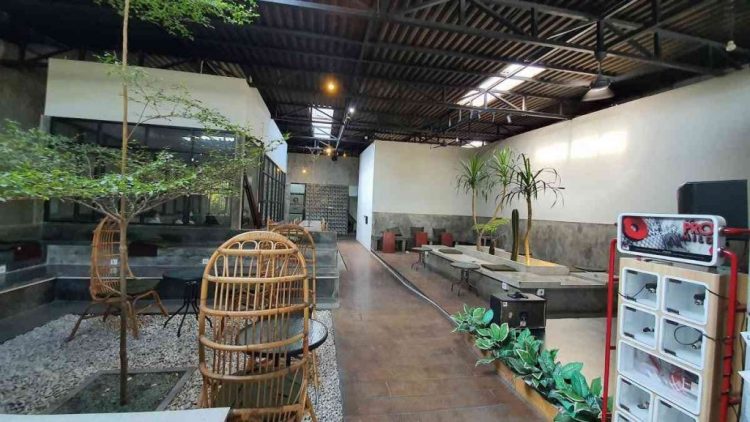 Vox Populi Coffee via Retaurant Guru - Tempat Nongkrong di Sidoarjo, 1. Alun – Alun Kabupaten Sidoarjo, 2. The Rooster Coffee, 3. Wachitoo Coffee, 4. 45 Coffee Shop Grha Kopi Nusantara, 5. Jon’s Cafe #TamanPinang, 6. Kedai Tepi Teras, 7. Jungkir Balik Coffee, 8. Makmu Sidoarjo, 9. The Little A Coffee Shop, 10. Bonk Cafe, 11. Vox Populi Coffee, 12. Ame Coffee, 13. Kofibrik Diponegoro Sidoarjo, 14. Abah Choi Kopi Sidoarjo, 15. Tempat Kumpul Cafe, 16. Dna Coffee Distrik HK, 17. Crita Lama Kopi, 18. Omah Oeti Tempat Makan dan Ngopi, 19. Indische 1931 Coffee &amp; Roaster, 20. Shuga Cafe, 21. House Of Dorkas (HOD), 22. LB Street Cafe (Tutup), 23. Cafe Kayu Manis, 24. Dolomiti Ice Cream &amp; Resto, 25. Fresh Milk Sidoarjo, 26. Kopi kimi, 27. Pagi Pagi Coffee &amp; Eatery, 28. KOPI SOWAN, 29. Vox Populi Coffee And Eatery, 30. Manis ae Coffee &amp; Space, 31. D’payung, 32. Warung’E Dony, 33. Kedai Ahmed, 34. Katfe Sedati, 36. Gila Kopi Prospero, 37. Angkringan Pendopo Wetan