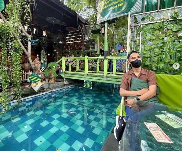 Warung MJS, 1. Filosofi Kopi, 2. Warung MJS, 3. Lucky Cat Coffee & Kitchen, 4. Anomali Coffee, 5. Mamma Rosy, 6. Walking Drums, 7. Brown Fox Waffle & Coffee, 8. Twin House Cipete, 9. REN Coffee & Eatery, 10. Dia.Lo.Gue, 11. Toodz House, 12. Warung Nagih, 13. Pison Coffee Jakarta, 14. Dua Coffee Shop, 15. Hause Rooftop, 16. First Crack Coffee, 17. 1/15 – One Fifteenth Coffee, 18. Crematology Coffee Roaster, 19. Tanamera Coffee, 20. Kopi Manyar, 21. Pochajjang Korean BBQ Gandaria, 22. Six Ounces Coffee Panglima Polim, 23. Eighty Nine Eatery, Coffee & Spirits, 24. Kopi Bajawa Flores NTT, 25. Fillmore Coffee, 26. Sagaleh Coffee, 27. Pigeonhole Coffee, 28. Kampoeng Gallery, 29. Trafique Lifestyle Hub, 30. FJ On 7, 31. BEAU Bakery, 32. Warung Pedes, 33. Lobbyn Kitchen and Bar, 34. Up All Might, 35. Pasar Santa, 36. Sophie Authentique, 37. Lukulokal, 38. Monochrome Coffee Roastery, 39. Happiness Kitchen & Coffee Plaza Blok M