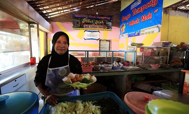 Warung Makan Mbok Nah via Pesona Travel - Restoran di Semarang, 1. Eling Bening, 2. Nestcology Land of Gastronomy, 3. Rice and Shine, 4. Sop Iwak (Sowak), 5. Sate Taichan Naga, 6. Waroeng Semawis, 7. Angkringan Ampiran 3, 8. Mangut Welut Warung Bu Nasima, 9. Bebek Goreng Pak Thori, 10. Soto Bangkong, 11. TCO Resto Steak and Seafood, 12. Gulai Kepala Ikan Pak Untung, 13. Gudeg Abimanyu, 14. Pujasera Simpang Lima, 15. Toko Oen, 16. Nasi Kucing Pak Gik, 17. Pesta Keboen, 18. Gama Ikan Bakar dan Seafood, 19. Gama Candi Resto, 20. KoenoKoeni Café Gallery, 21. White Rabbit Dessert, 22. Nasi Ayam Bu Widodo, 23. Kedai Beringin, 24. Ikan Bakar Cianjur, 25. Kampoeng Menara Resto, 26. Hanamasa, 27. Social Canteen, 28. Rustico Kitchen and Bar, 29. Mie Clubbing, 30. Met Duck Brunch & Dinner, 31. Itik Emas Resto, 32. The Salt Resto and Bar, 33. Seven Bistro & Cafe, 34. Sambal Sereh, 35. Richeese Factory, 36. Food Court Java Mall, 37. Seoul Palace, 38. Menur Bistro, 39. Stove Syndicate, 40. Warung Makan Mbok Nah, 41. Sambel Angklo, 42. Grill on Resto, 43. Waroeng Kaligarong, 44. The Hills Dining Restaurant, 45. Kampung Laut, 46. Bowery & Eastman, 47. AtoZ Bar Wine & Brasserie, 48. Tandhok Ribs & Coffee, 49. Sate Sapi Pak Kempleng, 50. Carnivore Sky Bar & Grill, 51. Sky Line Lounge & Exclusive Dining