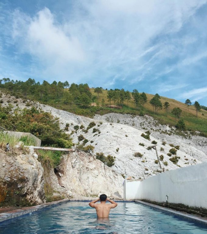 Aek Rangat Pangururan via IG @ilhamlubis, 1. Parapat, 2. Pulau Samosir, 3. Pantai Lumban Slilintong Balige, 4. Kebun Bunga Sapo Juma Tongging, 5. Puncak Sidiangkat, Sidikalang, 6. Inna Parapat Hotel, 7. Gunung Pusuk Buhit, 8. Bukit Gajah Bobok, 9. Bukit Holbung Samosir, 10. Bukit Siadtaras, 11. Lembah Bakkara, 12. Kapal Pesiar Danau Toba, 13. Air Terjun Situmurun Binangalom, 14. Air Terjun Turunan Bolon, 15. Bukit Indah Simarjarunjung, 16. Desa Wisata Tomok, 17. Desa Tuktuk Siadong, 18. Pantai Batu Hoda, 19. Tanjung Unta, 20. Pantai Paropo, 21. Aek Rangat Pangururan, 22. Pemandian Bukit Gibeon, 23. Gunung Sibuatan