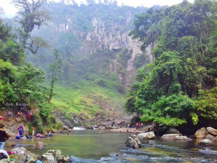 Air Terjun Turunan Bolon via Medan Wisata, 1. Parapat, 2. Pulau Samosir, 3. Pantai Lumban Slilintong Balige, 4. Kebun Bunga Sapo Juma Tongging, 5. Puncak Sidiangkat, Sidikalang, 6. Inna Parapat Hotel, 7. Gunung Pusuk Buhit, 8. Bukit Gajah Bobok, 9. Bukit Holbung Samosir, 10. Bukit Siadtaras, 11. Lembah Bakkara, 12. Kapal Pesiar Danau Toba, 13. Air Terjun Situmurun Binangalom, 14. Air Terjun Turunan Bolon, 15. Bukit Indah Simarjarunjung, 16. Desa Wisata Tomok, 17. Desa Tuktuk Siadong, 18. Pantai Batu Hoda, 19. Tanjung Unta, 20. Pantai Paropo, 21. Aek Rangat Pangururan, 22. Pemandian Bukit Gibeon, 23. Gunung Sibuatan