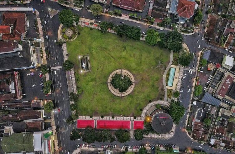 Alun-Alun Kota Magelang via Instagram.com @erlanggasudjono, 1. Candi Borobudur, 2. Rafting di Sungai Progo Atas, 3. Alun-alun Kota Magelang, 4. Air Terjun Kedung Kayang, 5. Taman Kyai Langgeng, 6. Ketep Pass, 7. Air Terjun Sekar Langit, 8. Rumah Kamera, 9. Candi Mendut, 10. Candi Pawon, 11. Gunung Andong, 12. Candi Selogriyo, 13. Gunung Tidar, 14. Curug Grenjengan Kembar, 15. Punthuk Setumbu, 16. Trekking Gunung Merbabu, 17. Curug Silawe, 18. Pemandian Air Hangat Candi Umbul, 19. Taman Badaan, 20. Museum Sudirman, 21. Pinusan Kragilan Magelang, 22. Candi Canggal, 23. Candi Ngawen, 24. Candi Lumbung, 25. Pemandian Kali Bening, 26. Air Terjun Kedung Kayangan, 27. Gardu Pandang Babadan, 28. Arung Jeram Kali Elo, 29. Telaga Bleder, 30. Gardu Pandang Bukit Barede, 31. Gardu Pandang Dlimas, 32. Gardu Pandang Mangli, 33. Sukmojoyo Hill, 34. Hutan Pinus Grenden, 35. Gereja Ayam di Dusun Gombong, 36. Punthuk Setumbu, 37. Kedung Sembrani, 38. Gunung Telomoyo, 39. Silancur Highland, 40. Bukit Grenden, 41. Curug Sigetik, 42. Puntuk Mangir Gunung Payung, 43. Bukit Rhema, 44. Hutan Pinus Wisata Mangli, 45. Jurang Jero, 46. OHD Museum, 47. Gunung Giyanti, 48. Curug Watu Ploso, 49. Klenteng Liong Hok Bio, 50. Curug Gleyor, 51. Punthuk Mongkrong, 52. Bukit Sleker, 53. Curug Lawang Kori, 54. Bukit kertojoyo, 55. Taman Ramadanu, 56. Puncak Seoloyo, 57. Taman Wisata Kopeng, 58. Bukit Gancik Selo Boyolali, 59. Gunung Sumbing, 60. Punthuk Kendil, 61. Bukit Harapan Cuntel, 62. Kebun Durian Candimulyo, 63. Jembatan Gantung Mangunsuko, 64. Air Terjun Goa Slandak, 65. Air Terjun Sumuran, 67. Museum Kapal Samudraraksa, 68. Karesidenan Kedu, 69. New Selo, 70. Taman Dewari, 71. Desa Wisata Candirejo, 72. Svargabumi Borobudur, 73. Awang-awang Telomoyo, 74. Ladon Little Island, 75. Candi Retno, 76. Wisata Petik Salak Gapoktan Ngudi Luhur, 77. Pesona Cempurung, 78. Gardu Pandang Cepogo, 79. Taman Garempong Bringin Kulon, 80. Sendang Mudal, 81. Curug Dlimas, 82. Museum Diponegoro, 83. Curug Sikencling, 84. Sendang Maren, 85. Citraelo Rafting, 86. Desa Wisata Ngawen, 87. Wisata Kulon Ndeso, 88. Taman Bunga Matahari, 89. Taman Hanya Untukmu, 90. Junkyard Autopark & Cafe, 91. Balkondes Ngadiharjo, 92. Banyuroto, 93. Bukit Dagi, 94. Jembatan Gantung Srowol, 95. Candi Asu, 96. Persawahan Permitan, 97. Bakorwil II Magelang, 98. Kebun Bibit Senopati