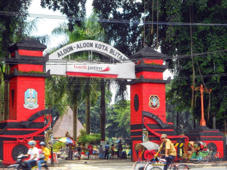 Alun-alun Blitar, 1. Kampung Coklat, 2. Taman Kebon Rojo, 3. Pantai Tambakrejo, 4. Pantai Pangi, 5. Perkebunan Teh Sirah Kencong, 6. Pantai Serang, 7. Blitar Park, 8. Petilasan Rambut Monte, 9. Candi Penataran, 10. Pantai Peh Pulo, 11. Goa Embultuk, 12. Candi Gambar Wetan, 13. Situs Arca Warak, 14. Candi Kotes, 15. Candi Sawentar, 16. Makam Bung Karno, 17. Istana Gebang, 18. Water Park Sumberudel, 19. Desa Wisata Semen, 20. Wisata Sejarah Monumen Trisula, 21. Penangkaran Rusa Maliran, 22. Agrowisata Karangsari Blitar, 23. Gunung Butak, 24. Pantai Gondo Mayit, 25. Air Terjun Coban Wilis, 26. Air Terjun Sirah Kencong, 27. Air Terjun Grenjeng, 28. Air Terjun Jurug Bening , 29. Objek Wisata Alam Pacuh, 30. Pantai Umbul Waru, 31. Curug dan Kedung Badrun, 32. Air Terjun Lawean, 33. Pantai Jolosutro, 34. Arung Jeram Soko Adventure Blitar, 35. Goa Maria Sendang Rejo, 36. Gardu Pandang Perkebunan Gambar, 37. Omah Djadoel, 38. Gunung Kelud, 39. Air Terjun Kedung Entong, 40.  Air Terjun Tirto Galuh, 41. Taman Jurug Goa Luweng Prodo, 42. Bukit Teletubies Blitar, 43. Hutan Pinus Gogoniti, 44. Kampung Afrika Blitar, 45. Gunung Butak, 46. Pantai Pasur, 47. Pantai Serit, 48. Monumen PETA, 49. Wisata Alam Paco, 50. Bendungan Serut, 51. Arca Gamprang, 52. Candi Simping, 53. Jurug Moncar, 54. Candi Mleri, 55. Candi Kalicilik, 56. Alun-alun Blitar, 57. Blitar Green Park, 58. Taman Pecut, 59. Fish Garden Blitar, 60. Kaloka Lodoyo, 61. Pemandian Sumur Amber Kandangan, 62. Bendungan Wlingi Raya, 63. Taman Idaman Hati Wlingi Blitar, 64. Villa Puncak Pesanggrahan Tambakrejo