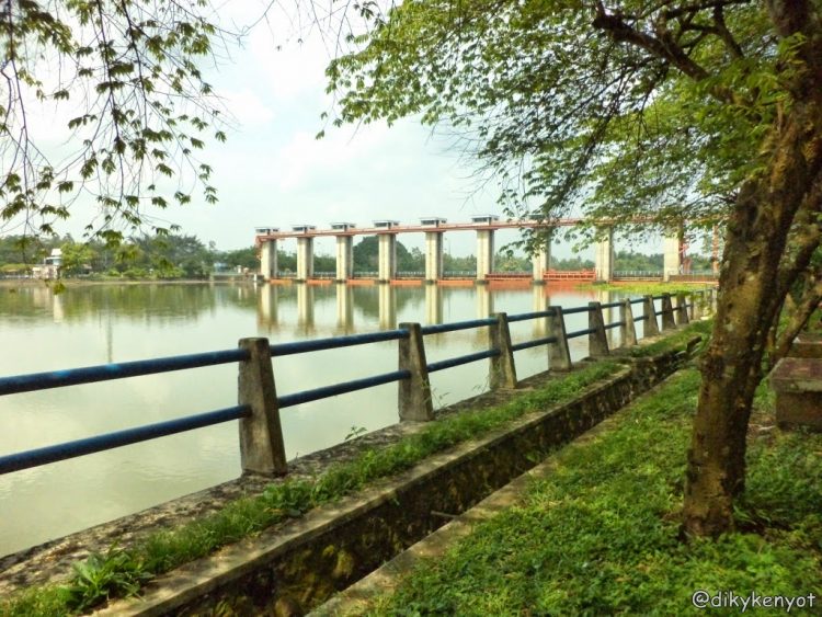Bendungan Serut, 1. Kampung Coklat, 2. Taman Kebon Rojo, 3. Pantai Tambakrejo, 4. Pantai Pangi, 5. Perkebunan Teh Sirah Kencong, 6. Pantai Serang, 7. Blitar Park, 8. Petilasan Rambut Monte, 9. Candi Penataran, 10. Pantai Peh Pulo, 11. Goa Embultuk, 12. Candi Gambar Wetan, 13. Situs Arca Warak, 14. Candi Kotes, 15. Candi Sawentar, 16. Makam Bung Karno, 17. Istana Gebang, 18. Water Park Sumberudel, 19. Desa Wisata Semen, 20. Wisata Sejarah Monumen Trisula, 21. Penangkaran Rusa Maliran, 22. Agrowisata Karangsari Blitar, 23. Gunung Butak, 24. Pantai Gondo Mayit, 25. Air Terjun Coban Wilis, 26. Air Terjun Sirah Kencong, 27. Air Terjun Grenjeng, 28. Air Terjun Jurug Bening , 29. Objek Wisata Alam Pacuh, 30. Pantai Umbul Waru, 31. Curug dan Kedung Badrun, 32. Air Terjun Lawean, 33. Pantai Jolosutro, 34. Arung Jeram Soko Adventure Blitar, 35. Goa Maria Sendang Rejo, 36. Gardu Pandang Perkebunan Gambar, 37. Omah Djadoel, 38. Gunung Kelud, 39. Air Terjun Kedung Entong, 40.  Air Terjun Tirto Galuh, 41. Taman Jurug Goa Luweng Prodo, 42. Bukit Teletubies Blitar, 43. Hutan Pinus Gogoniti, 44. Kampung Afrika Blitar, 45. Gunung Butak, 46. Pantai Pasur, 47. Pantai Serit, 48. Monumen PETA, 49. Wisata Alam Paco, 50. Bendungan Serut, 51. Arca Gamprang, 52. Candi Simping, 53. Jurug Moncar, 54. Candi Mleri, 55. Candi Kalicilik, 56. Alun-alun Blitar, 57. Blitar Green Park, 58. Taman Pecut, 59. Fish Garden Blitar, 60. Kaloka Lodoyo, 61. Pemandian Sumur Amber Kandangan, 62. Bendungan Wlingi Raya, 63. Taman Idaman Hati Wlingi Blitar, 64. Villa Puncak Pesanggrahan Tambakrejo