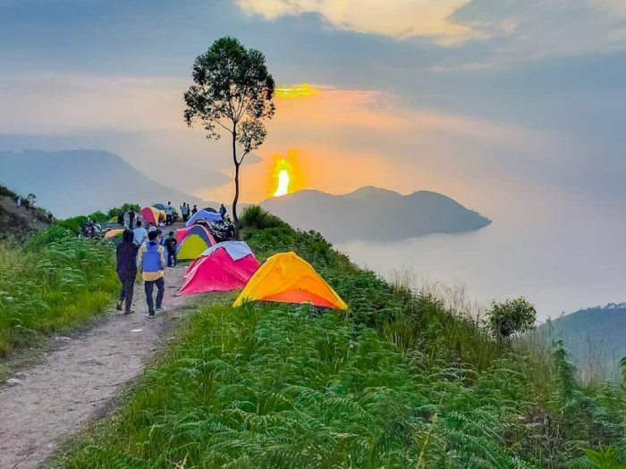 Bukit Gajah Bobok, 1. Parapat, 2. Pulau Samosir, 3. Pantai Lumban Slilintong Balige, 4. Kebun Bunga Sapo Juma Tongging, 5. Puncak Sidiangkat, Sidikalang, 6. Inna Parapat Hotel, 7. Gunung Pusuk Buhit, 8. Bukit Gajah Bobok, 9. Bukit Holbung Samosir, 10. Bukit Siadtaras, 11. Lembah Bakkara, 12. Kapal Pesiar Danau Toba, 13. Air Terjun Situmurun Binangalom, 14. Air Terjun Turunan Bolon, 15. Bukit Indah Simarjarunjung, 16. Desa Wisata Tomok, 17. Desa Tuktuk Siadong, 18. Pantai Batu Hoda, 19. Tanjung Unta, 20. Pantai Paropo, 21. Aek Rangat Pangururan, 22. Pemandian Bukit Gibeon, 23. Gunung Sibuatan