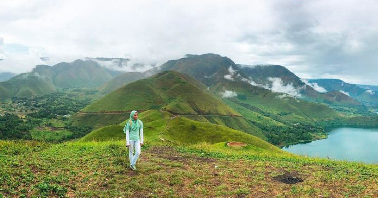 Bukit Holbung Samosir via heyzille, 1. Parapat, 2. Pulau Samosir, 3. Pantai Lumban Slilintong Balige, 4. Kebun Bunga Sapo Juma Tongging, 5. Puncak Sidiangkat, Sidikalang, 6. Inna Parapat Hotel, 7. Gunung Pusuk Buhit, 8. Bukit Gajah Bobok, 9. Bukit Holbung Samosir, 10. Bukit Siadtaras, 11. Lembah Bakkara, 12. Kapal Pesiar Danau Toba, 13. Air Terjun Situmurun Binangalom, 14. Air Terjun Turunan Bolon, 15. Bukit Indah Simarjarunjung, 16. Desa Wisata Tomok, 17. Desa Tuktuk Siadong, 18. Pantai Batu Hoda, 19. Tanjung Unta, 20. Pantai Paropo, 21. Aek Rangat Pangururan, 22. Pemandian Bukit Gibeon, 23. Gunung Sibuatan