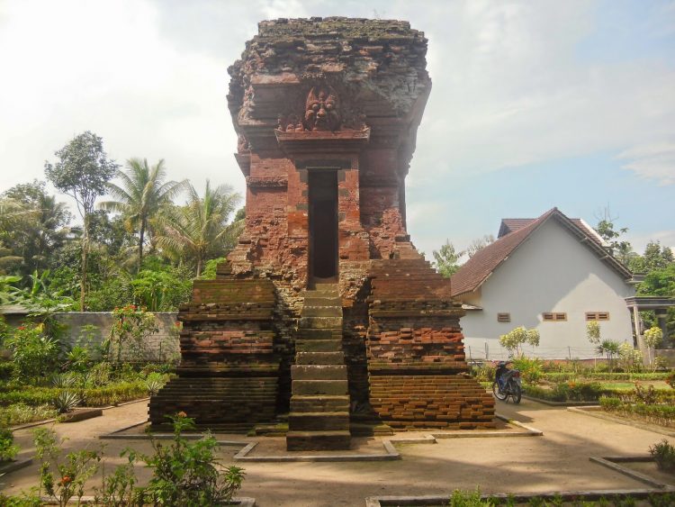Candi Kalicilik, 1. Kampung Coklat, 2. Taman Kebon Rojo, 3. Pantai Tambakrejo, 4. Pantai Pangi, 5. Perkebunan Teh Sirah Kencong, 6. Pantai Serang, 7. Blitar Park, 8. Petilasan Rambut Monte, 9. Candi Penataran, 10. Pantai Peh Pulo, 11. Goa Embultuk, 12. Candi Gambar Wetan, 13. Situs Arca Warak, 14. Candi Kotes, 15. Candi Sawentar, 16. Makam Bung Karno, 17. Istana Gebang, 18. Water Park Sumberudel, 19. Desa Wisata Semen, 20. Wisata Sejarah Monumen Trisula, 21. Penangkaran Rusa Maliran, 22. Agrowisata Karangsari Blitar, 23. Gunung Butak, 24. Pantai Gondo Mayit, 25. Air Terjun Coban Wilis, 26. Air Terjun Sirah Kencong, 27. Air Terjun Grenjeng, 28. Air Terjun Jurug Bening , 29. Objek Wisata Alam Pacuh, 30. Pantai Umbul Waru, 31. Curug dan Kedung Badrun, 32. Air Terjun Lawean, 33. Pantai Jolosutro, 34. Arung Jeram Soko Adventure Blitar, 35. Goa Maria Sendang Rejo, 36. Gardu Pandang Perkebunan Gambar, 37. Omah Djadoel, 38. Gunung Kelud, 39. Air Terjun Kedung Entong, 40.  Air Terjun Tirto Galuh, 41. Taman Jurug Goa Luweng Prodo, 42. Bukit Teletubies Blitar, 43. Hutan Pinus Gogoniti, 44. Kampung Afrika Blitar, 45. Gunung Butak, 46. Pantai Pasur, 47. Pantai Serit, 48. Monumen PETA, 49. Wisata Alam Paco, 50. Bendungan Serut, 51. Arca Gamprang, 52. Candi Simping, 53. Jurug Moncar, 54. Candi Mleri, 55. Candi Kalicilik, 56. Alun-alun Blitar, 57. Blitar Green Park, 58. Taman Pecut, 59. Fish Garden Blitar, 60. Kaloka Lodoyo, 61. Pemandian Sumur Amber Kandangan, 62. Bendungan Wlingi Raya, 63. Taman Idaman Hati Wlingi Blitar, 64. Villa Puncak Pesanggrahan Tambakrejo
