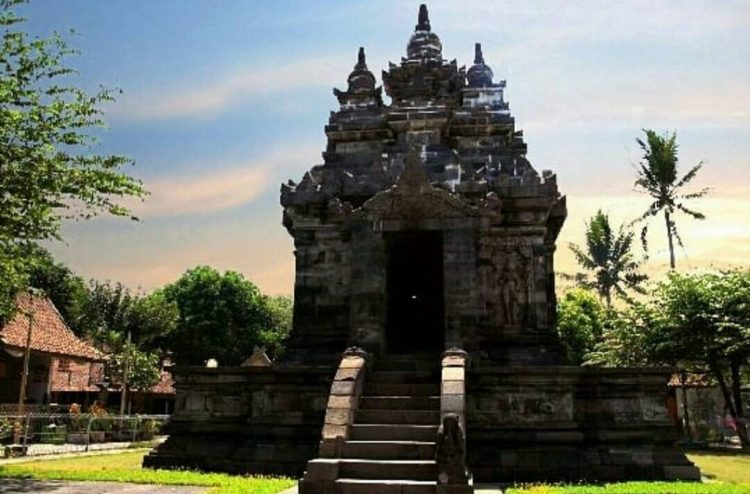 Candi Pawon via Instagram.com @abdulayiz28, 1. Candi Borobudur, 2. Rafting di Sungai Progo Atas, 3. Alun-alun Kota Magelang, 4. Air Terjun Kedung Kayang, 5. Taman Kyai Langgeng, 6. Ketep Pass, 7. Air Terjun Sekar Langit, 8. Rumah Kamera, 9. Candi Mendut, 10. Candi Pawon, 11. Gunung Andong, 12. Candi Selogriyo, 13. Gunung Tidar, 14. Curug Grenjengan Kembar, 15. Punthuk Setumbu, 16. Trekking Gunung Merbabu, 17. Curug Silawe, 18. Pemandian Air Hangat Candi Umbul, 19. Taman Badaan, 20. Museum Sudirman, 21. Pinusan Kragilan Magelang, 22. Candi Canggal, 23. Candi Ngawen, 24. Candi Lumbung, 25. Pemandian Kali Bening, 26. Air Terjun Kedung Kayangan, 27. Gardu Pandang Babadan, 28. Arung Jeram Kali Elo, 29. Telaga Bleder, 30. Gardu Pandang Bukit Barede, 31. Gardu Pandang Dlimas, 32. Gardu Pandang Mangli, 33. Sukmojoyo Hill, 34. Hutan Pinus Grenden, 35. Gereja Ayam di Dusun Gombong, 36. Punthuk Setumbu, 37. Kedung Sembrani, 38. Gunung Telomoyo, 39. Silancur Highland, 40. Bukit Grenden, 41. Curug Sigetik, 42. Puntuk Mangir Gunung Payung, 43. Bukit Rhema, 44. Hutan Pinus Wisata Mangli, 45. Jurang Jero, 46. OHD Museum, 47. Gunung Giyanti, 48. Curug Watu Ploso, 49. Klenteng Liong Hok Bio, 50. Curug Gleyor, 51. Punthuk Mongkrong, 52. Bukit Sleker, 53. Curug Lawang Kori, 54. Bukit kertojoyo, 55. Taman Ramadanu, 56. Puncak Seoloyo, 57. Taman Wisata Kopeng, 58. Bukit Gancik Selo Boyolali, 59. Gunung Sumbing, 60. Punthuk Kendil, 61. Bukit Harapan Cuntel, 62. Kebun Durian Candimulyo, 63. Jembatan Gantung Mangunsuko, 64. Air Terjun Goa Slandak, 65. Air Terjun Sumuran, 67. Museum Kapal Samudraraksa, 68. Karesidenan Kedu, 69. New Selo, 70. Taman Dewari, 71. Desa Wisata Candirejo, 72. Svargabumi Borobudur, 73. Awang-awang Telomoyo, 74. Ladon Little Island, 75. Candi Retno, 76. Wisata Petik Salak Gapoktan Ngudi Luhur, 77. Pesona Cempurung, 78. Gardu Pandang Cepogo, 79. Taman Garempong Bringin Kulon, 80. Sendang Mudal, 81. Curug Dlimas, 82. Museum Diponegoro, 83. Curug Sikencling, 84. Sendang Maren, 85. Citraelo Rafting, 86. Desa Wisata Ngawen, 87. Wisata Kulon Ndeso, 88. Taman Bunga Matahari, 89. Taman Hanya Untukmu, 90. Junkyard Autopark & Cafe, 91. Balkondes Ngadiharjo, 92. Banyuroto, 93. Bukit Dagi, 94. Jembatan Gantung Srowol, 95. Candi Asu, 96. Persawahan Permitan, 97. Bakorwil II Magelang, 98. Kebun Bibit Senopati