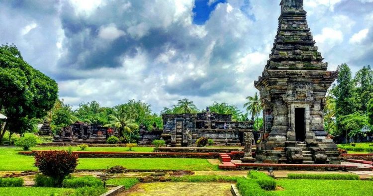 Candi Penataran, 1. Kampung Coklat, 2. Taman Kebon Rojo, 3. Pantai Tambakrejo, 4. Pantai Pangi, 5. Perkebunan Teh Sirah Kencong, 6. Pantai Serang, 7. Blitar Park, 8. Petilasan Rambut Monte, 9. Candi Penataran, 10. Pantai Peh Pulo, 11. Goa Embultuk, 12. Candi Gambar Wetan, 13. Situs Arca Warak, 14. Candi Kotes, 15. Candi Sawentar, 16. Makam Bung Karno, 17. Istana Gebang, 18. Water Park Sumberudel, 19. Desa Wisata Semen, 20. Wisata Sejarah Monumen Trisula, 21. Penangkaran Rusa Maliran, 22. Agrowisata Karangsari Blitar, 23. Gunung Butak, 24. Pantai Gondo Mayit, 25. Air Terjun Coban Wilis, 26. Air Terjun Sirah Kencong, 27. Air Terjun Grenjeng, 28. Air Terjun Jurug Bening , 29. Objek Wisata Alam Pacuh, 30. Pantai Umbul Waru, 31. Curug dan Kedung Badrun, 32. Air Terjun Lawean, 33. Pantai Jolosutro, 34. Arung Jeram Soko Adventure Blitar, 35. Goa Maria Sendang Rejo, 36. Gardu Pandang Perkebunan Gambar, 37. Omah Djadoel, 38. Gunung Kelud, 39. Air Terjun Kedung Entong, 40.  Air Terjun Tirto Galuh, 41. Taman Jurug Goa Luweng Prodo, 42. Bukit Teletubies Blitar, 43. Hutan Pinus Gogoniti, 44. Kampung Afrika Blitar, 45. Gunung Butak, 46. Pantai Pasur, 47. Pantai Serit, 48. Monumen PETA, 49. Wisata Alam Paco, 50. Bendungan Serut, 51. Arca Gamprang, 52. Candi Simping, 53. Jurug Moncar, 54. Candi Mleri, 55. Candi Kalicilik, 56. Alun-alun Blitar, 57. Blitar Green Park, 58. Taman Pecut, 59. Fish Garden Blitar, 60. Kaloka Lodoyo, 61. Pemandian Sumur Amber Kandangan, 62. Bendungan Wlingi Raya, 63. Taman Idaman Hati Wlingi Blitar, 64. Villa Puncak Pesanggrahan Tambakrejo