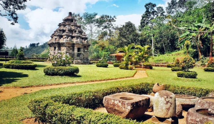 Candi Selogriyo via Instagram.com @agathon_h, 1. Candi Borobudur, 2. Rafting di Sungai Progo Atas, 3. Alun-alun Kota Magelang, 4. Air Terjun Kedung Kayang, 5. Taman Kyai Langgeng, 6. Ketep Pass, 7. Air Terjun Sekar Langit, 8. Rumah Kamera, 9. Candi Mendut, 10. Candi Pawon, 11. Gunung Andong, 12. Candi Selogriyo, 13. Gunung Tidar, 14. Curug Grenjengan Kembar, 15. Punthuk Setumbu, 16. Trekking Gunung Merbabu, 17. Curug Silawe, 18. Pemandian Air Hangat Candi Umbul, 19. Taman Badaan, 20. Museum Sudirman, 21. Pinusan Kragilan Magelang, 22. Candi Canggal, 23. Candi Ngawen, 24. Candi Lumbung, 25. Pemandian Kali Bening, 26. Air Terjun Kedung Kayangan, 27. Gardu Pandang Babadan, 28. Arung Jeram Kali Elo, 29. Telaga Bleder, 30. Gardu Pandang Bukit Barede, 31. Gardu Pandang Dlimas, 32. Gardu Pandang Mangli, 33. Sukmojoyo Hill, 34. Hutan Pinus Grenden, 35. Gereja Ayam di Dusun Gombong, 36. Punthuk Setumbu, 37. Kedung Sembrani, 38. Gunung Telomoyo, 39. Silancur Highland, 40. Bukit Grenden, 41. Curug Sigetik, 42. Puntuk Mangir Gunung Payung, 43. Bukit Rhema, 44. Hutan Pinus Wisata Mangli, 45. Jurang Jero, 46. OHD Museum, 47. Gunung Giyanti, 48. Curug Watu Ploso, 49. Klenteng Liong Hok Bio, 50. Curug Gleyor, 51. Punthuk Mongkrong, 52. Bukit Sleker, 53. Curug Lawang Kori, 54. Bukit kertojoyo, 55. Taman Ramadanu, 56. Puncak Seoloyo, 57. Taman Wisata Kopeng, 58. Bukit Gancik Selo Boyolali, 59. Gunung Sumbing, 60. Punthuk Kendil, 61. Bukit Harapan Cuntel, 62. Kebun Durian Candimulyo, 63. Jembatan Gantung Mangunsuko, 64. Air Terjun Goa Slandak, 65. Air Terjun Sumuran, 67. Museum Kapal Samudraraksa, 68. Karesidenan Kedu, 69. New Selo, 70. Taman Dewari, 71. Desa Wisata Candirejo, 72. Svargabumi Borobudur, 73. Awang-awang Telomoyo, 74. Ladon Little Island, 75. Candi Retno, 76. Wisata Petik Salak Gapoktan Ngudi Luhur, 77. Pesona Cempurung, 78. Gardu Pandang Cepogo, 79. Taman Garempong Bringin Kulon, 80. Sendang Mudal, 81. Curug Dlimas, 82. Museum Diponegoro, 83. Curug Sikencling, 84. Sendang Maren, 85. Citraelo Rafting, 86. Desa Wisata Ngawen, 87. Wisata Kulon Ndeso, 88. Taman Bunga Matahari, 89. Taman Hanya Untukmu, 90. Junkyard Autopark & Cafe, 91. Balkondes Ngadiharjo, 92. Banyuroto, 93. Bukit Dagi, 94. Jembatan Gantung Srowol, 95. Candi Asu, 96. Persawahan Permitan, 97. Bakorwil II Magelang, 98. Kebun Bibit Senopati