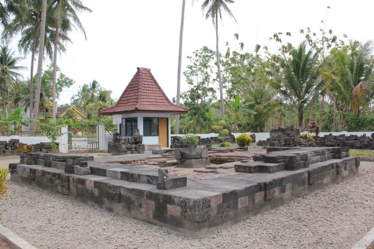 Candi Simping, 1. Kampung Coklat, 2. Taman Kebon Rojo, 3. Pantai Tambakrejo, 4. Pantai Pangi, 5. Perkebunan Teh Sirah Kencong, 6. Pantai Serang, 7. Blitar Park, 8. Petilasan Rambut Monte, 9. Candi Penataran, 10. Pantai Peh Pulo, 11. Goa Embultuk, 12. Candi Gambar Wetan, 13. Situs Arca Warak, 14. Candi Kotes, 15. Candi Sawentar, 16. Makam Bung Karno, 17. Istana Gebang, 18. Water Park Sumberudel, 19. Desa Wisata Semen, 20. Wisata Sejarah Monumen Trisula, 21. Penangkaran Rusa Maliran, 22. Agrowisata Karangsari Blitar, 23. Gunung Butak, 24. Pantai Gondo Mayit, 25. Air Terjun Coban Wilis, 26. Air Terjun Sirah Kencong, 27. Air Terjun Grenjeng, 28. Air Terjun Jurug Bening , 29. Objek Wisata Alam Pacuh, 30. Pantai Umbul Waru, 31. Curug dan Kedung Badrun, 32. Air Terjun Lawean, 33. Pantai Jolosutro, 34. Arung Jeram Soko Adventure Blitar, 35. Goa Maria Sendang Rejo, 36. Gardu Pandang Perkebunan Gambar, 37. Omah Djadoel, 38. Gunung Kelud, 39. Air Terjun Kedung Entong, 40.  Air Terjun Tirto Galuh, 41. Taman Jurug Goa Luweng Prodo, 42. Bukit Teletubies Blitar, 43. Hutan Pinus Gogoniti, 44. Kampung Afrika Blitar, 45. Gunung Butak, 46. Pantai Pasur, 47. Pantai Serit, 48. Monumen PETA, 49. Wisata Alam Paco, 50. Bendungan Serut, 51. Arca Gamprang, 52. Candi Simping, 53. Jurug Moncar, 54. Candi Mleri, 55. Candi Kalicilik, 56. Alun-alun Blitar, 57. Blitar Green Park, 58. Taman Pecut, 59. Fish Garden Blitar, 60. Kaloka Lodoyo, 61. Pemandian Sumur Amber Kandangan, 62. Bendungan Wlingi Raya, 63. Taman Idaman Hati Wlingi Blitar, 64. Villa Puncak Pesanggrahan Tambakrejo
