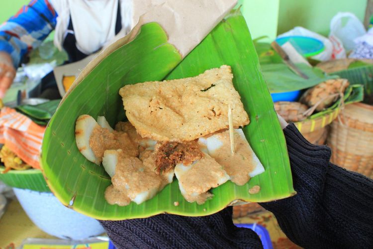 Cabuk Rambak Solo via Kompas, 1. Warung Pecel Solo, 2. Srabi Notosuman, 3. Soto Gading, 4. Sambal Tumpang Pecel Bu Kis, 5. Cambuk Rambak Solo, 6. Tahok Pak Citro Pasar Gede, 7. Tengkleng Bu Edi di Pasar Klewer, 8. Selat Segar Mbak Lies, 9. Sate Buntel Mbok Galak, 10. Es Gempol Pleret Pak Suhar, 11. Tahu Kupat “SARI” Pak Brewok, 12. Nasi Liwet Wongso Lemu (Not Rekomended Netizen, Harga Mahal dan Rasa Biasa Saja), 13. Sate Kere Yu Rebi, 14. Gudeg Ceker Margoyudan Bu Kasno, 15. Wedangan Pendhopo, 16. Es Dawet Telasih Bu Dermi di Pasar Gede, 17. Timlo, 18. Rumah Makan Bale Padi, 19. Pecel nDeso Solo, 20. Roemahkoe Resto, 21. Galabo Solo, 22. Sup Matahari Solo, 23. Mie Gajah Mas, 24. Ayam Tulang Dewa Cemara Dua di Solo Square, 25. Toko Roti Orion, 26. Selat Solo Mekar Sari, 27. Harjo Bestik, 28. Susu Shi Jack, 29. Sate Buntel Tambak Segaran, 30. Soto Seger Mbok Giyem Solo, 31. Selat viens Solo, 32. Tahu Kupat Sholihin ‘sido mampir’, 33. Torpedo Yu Rebi, 34. Es Krim Tentrem, 35. Pasar Malam Ngarsopuro, 36. Oh La Vita