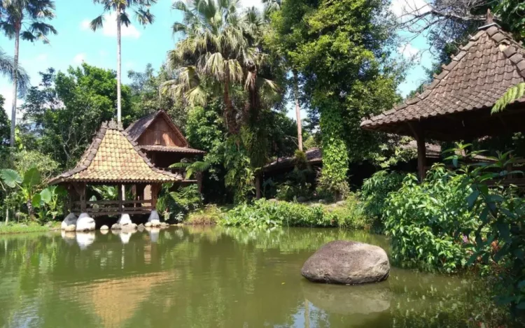 Danau yang dikelilingi oleh pondok Joglo via Google Mpas @Ardi Pramudika, Informasi Umum, Rute Menuju Lokasi, Harga Tiket Masuk Watu Gunung Ungaran, Jam Buka Watu Gunung, Fasilitas, Danau yang dikelilingi oleh pondok Joglo, Bangunan Joglo di Pinggir Kolam, Air Terjun di Obyek Wisata Watu Gunung, Pesona Alam Di Watu Gunung Ungaran, Fasilitas Lain