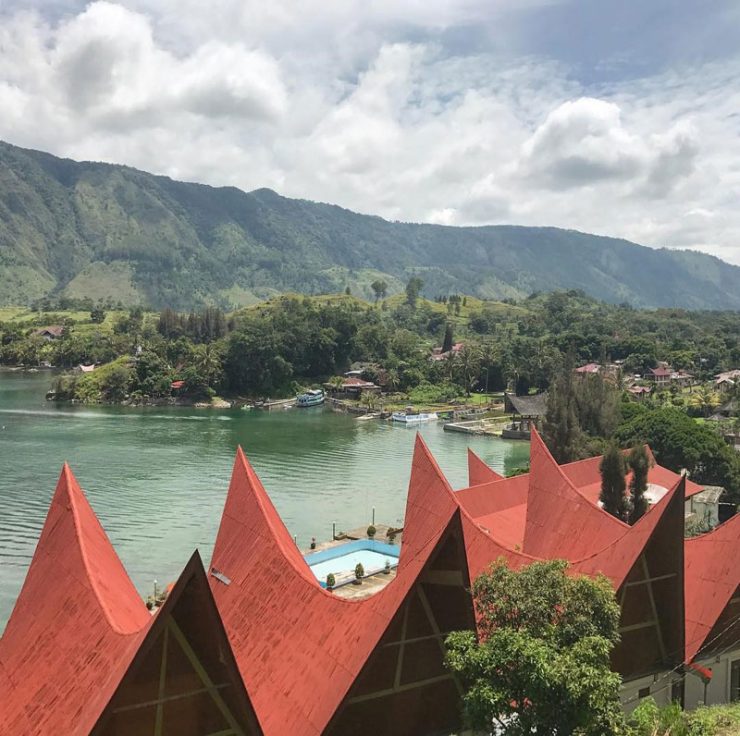Desa Tuktuk Siadong, 1. Parapat, 2. Pulau Samosir, 3. Pantai Lumban Slilintong Balige, 4. Kebun Bunga Sapo Juma Tongging, 5. Puncak Sidiangkat, Sidikalang, 6. Inna Parapat Hotel, 7. Gunung Pusuk Buhit, 8. Bukit Gajah Bobok, 9. Bukit Holbung Samosir, 10. Bukit Siadtaras, 11. Lembah Bakkara, 12. Kapal Pesiar Danau Toba, 13. Air Terjun Situmurun Binangalom, 14. Air Terjun Turunan Bolon, 15. Bukit Indah Simarjarunjung, 16. Desa Wisata Tomok, 17. Desa Tuktuk Siadong, 18. Pantai Batu Hoda, 19. Tanjung Unta, 20. Pantai Paropo, 21. Aek Rangat Pangururan, 22. Pemandian Bukit Gibeon, 23. Gunung Sibuatan