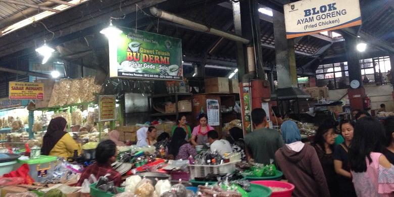 Es Dawet Telasih Bu Dermi di Pasar Gede via Kompas, 1. Warung Pecel Solo, 2. Srabi Notosuman, 3. Soto Gading, 4. Sambal Tumpang Pecel Bu Kis, 5. Cambuk Rambak Solo, 6. Tahok Pak Citro Pasar Gede, 7. Tengkleng Bu Edi di Pasar Klewer, 8. Selat Segar Mbak Lies, 9. Sate Buntel Mbok Galak, 10. Es Gempol Pleret Pak Suhar, 11. Tahu Kupat “SARI” Pak Brewok, 12. Nasi Liwet Wongso Lemu (Not Rekomended Netizen, Harga Mahal dan Rasa Biasa Saja), 13. Sate Kere Yu Rebi, 14. Gudeg Ceker Margoyudan Bu Kasno, 15. Wedangan Pendhopo, 16. Es Dawet Telasih Bu Dermi di Pasar Gede, 17. Timlo, 18. Rumah Makan Bale Padi, 19. Pecel nDeso Solo, 20. Roemahkoe Resto, 21. Galabo Solo, 22. Sup Matahari Solo, 23. Mie Gajah Mas, 24. Ayam Tulang Dewa Cemara Dua di Solo Square, 25. Toko Roti Orion, 26. Selat Solo Mekar Sari, 27. Harjo Bestik, 28. Susu Shi Jack, 29. Sate Buntel Tambak Segaran, 30. Soto Seger Mbok Giyem Solo, 31. Selat viens Solo, 32. Tahu Kupat Sholihin ‘sido mampir’, 33. Torpedo Yu Rebi, 34. Es Krim Tentrem, 35. Pasar Malam Ngarsopuro, 36. Oh La Vita