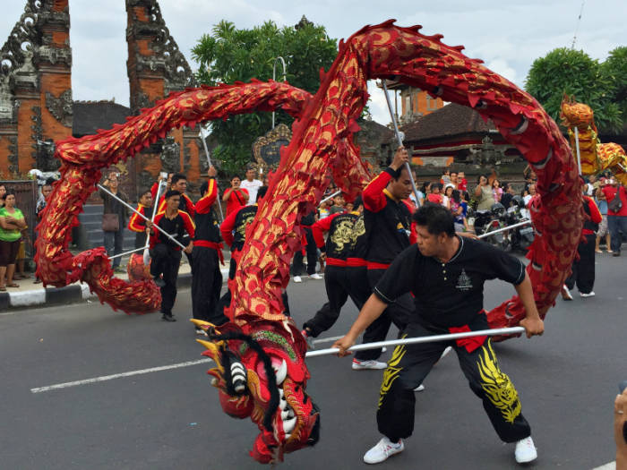 Festival Cap Go Meh (Kalimantan Barat) - Festival Budaya di Indonesia, 1. Dieng Culture Festival, 2. Festival Jazz Gunung, 3. Yogyakarta Gamelan Festival, 4. Festival Lembah Baliem (Papua), 5. Festival Pacu Jawi (Sumatera Barat), 6. Festival Danau Toba (Sumatera Utara), 7. Festival Rambu Solo (Sulawesi Selatan), 8. Festival Karapan Sapi (Jawa Timur), 9. Festival Sekaten (Yogyakarta), 10. Festival Cap Go Meh (Kalimantan Barat), 11. Festival Erau Kertanegara (Kalimantan Timur), 12. Festival Likurai Timor-Belu (Nusa Tenggara Timur), 13. Festival Lombat Batu di Nias, 14. Pekan Batik Nusantara di Pekalongan, 15. Festival Ogoh-Ogoh di Bali, 16. Gandrung Sewu di Banyuwangi, 17. Festival Danau Sentani di Jayapura
