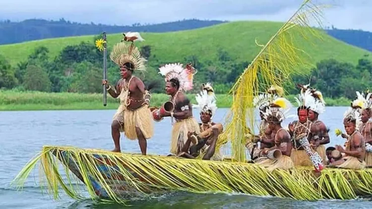Festival Danau Sentani di Jayapura - Festival Budaya di Indonesia, 1. Dieng Culture Festival, 2. Festival Jazz Gunung, 3. Yogyakarta Gamelan Festival, 4. Festival Lembah Baliem (Papua), 5. Festival Pacu Jawi (Sumatera Barat), 6. Festival Danau Toba (Sumatera Utara), 7. Festival Rambu Solo (Sulawesi Selatan), 8. Festival Karapan Sapi (Jawa Timur), 9. Festival Sekaten (Yogyakarta), 10. Festival Cap Go Meh (Kalimantan Barat), 11. Festival Erau Kertanegara (Kalimantan Timur), 12. Festival Likurai Timor-Belu (Nusa Tenggara Timur), 13. Festival Lombat Batu di Nias, 14. Pekan Batik Nusantara di Pekalongan, 15. Festival Ogoh-Ogoh di Bali, 16. Gandrung Sewu di Banyuwangi, 17. Festival Danau Sentani di Jayapura