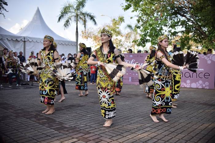 Festival Erau Kertanegara (Kalimantan Timur) - Festival Budaya di Indonesia, 1. Dieng Culture Festival, 2. Festival Jazz Gunung, 3. Yogyakarta Gamelan Festival, 4. Festival Lembah Baliem (Papua), 5. Festival Pacu Jawi (Sumatera Barat), 6. Festival Danau Toba (Sumatera Utara), 7. Festival Rambu Solo (Sulawesi Selatan), 8. Festival Karapan Sapi (Jawa Timur), 9. Festival Sekaten (Yogyakarta), 10. Festival Cap Go Meh (Kalimantan Barat), 11. Festival Erau Kertanegara (Kalimantan Timur), 12. Festival Likurai Timor-Belu (Nusa Tenggara Timur), 13. Festival Lombat Batu di Nias, 14. Pekan Batik Nusantara di Pekalongan, 15. Festival Ogoh-Ogoh di Bali, 16. Gandrung Sewu di Banyuwangi, 17. Festival Danau Sentani di Jayapura