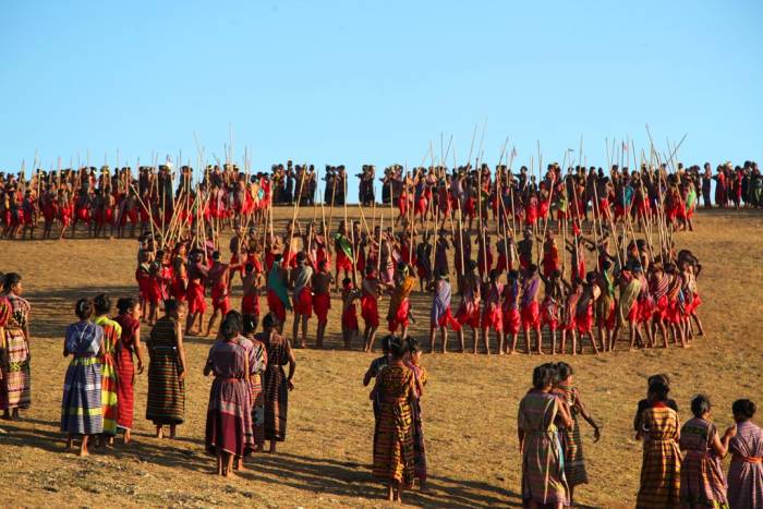 Festival Likurai Timor-Belu (Nusa Tenggara Timur) via Pesona Travel - Festival Budaya di Indonesia, 1. Dieng Culture Festival, 2. Festival Jazz Gunung, 3. Yogyakarta Gamelan Festival, 4. Festival Lembah Baliem (Papua), 5. Festival Pacu Jawi (Sumatera Barat), 6. Festival Danau Toba (Sumatera Utara), 7. Festival Rambu Solo (Sulawesi Selatan), 8. Festival Karapan Sapi (Jawa Timur), 9. Festival Sekaten (Yogyakarta), 10. Festival Cap Go Meh (Kalimantan Barat), 11. Festival Erau Kertanegara (Kalimantan Timur), 12. Festival Likurai Timor-Belu (Nusa Tenggara Timur), 13. Festival Lombat Batu di Nias, 14. Pekan Batik Nusantara di Pekalongan, 15. Festival Ogoh-Ogoh di Bali, 16. Gandrung Sewu di Banyuwangi, 17. Festival Danau Sentani di Jayapura