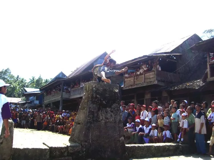 Festival Lombat Batu di Nias via Wikipedia - Festival Budaya di Indonesia, 1. Dieng Culture Festival, 2. Festival Jazz Gunung, 3. Yogyakarta Gamelan Festival, 4. Festival Lembah Baliem (Papua), 5. Festival Pacu Jawi (Sumatera Barat), 6. Festival Danau Toba (Sumatera Utara), 7. Festival Rambu Solo (Sulawesi Selatan), 8. Festival Karapan Sapi (Jawa Timur), 9. Festival Sekaten (Yogyakarta), 10. Festival Cap Go Meh (Kalimantan Barat), 11. Festival Erau Kertanegara (Kalimantan Timur), 12. Festival Likurai Timor-Belu (Nusa Tenggara Timur), 13. Festival Lombat Batu di Nias, 14. Pekan Batik Nusantara di Pekalongan, 15. Festival Ogoh-Ogoh di Bali, 16. Gandrung Sewu di Banyuwangi, 17. Festival Danau Sentani di Jayapura